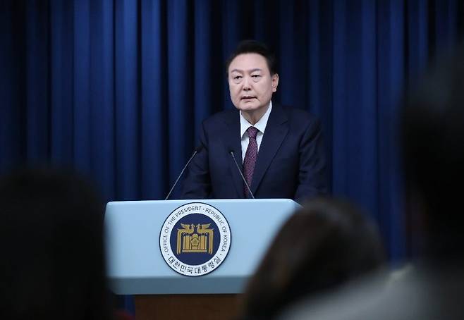 윤석열 대통령이 지난달 29일 서울 용산 대통령실 브리핑룸에서 2030 엑스포 부산 유치 실패와 관련해 “모든 것은 제 부족”이라고 사과했다. 윤 대통령이 취임 후 특정 현안에 대해 직접 대국민 사과한 것은 이번이 처음이다. 대통령실사진기자단