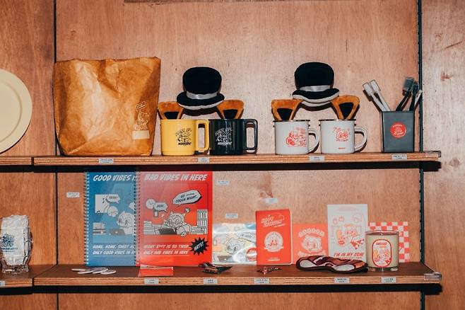 롯데월드와 프로젝트 렌트가 협업해 제작한 다양한 그래픽 아트워크와 아트 굿즈들. 예술경영지원센터 제공