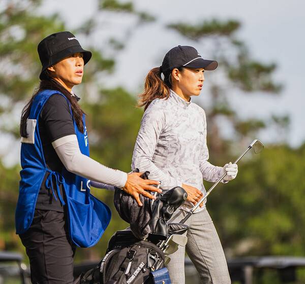 2023년 미국여자프로골프(LPGA) 퀄리파잉 Q-시리즈 대회에 출전해 2024시즌 LPGA 투어 출전권을 따낸 교포 선수 제니퍼 송. 양희영 프로가 캐디백을 메고 함께한 모습이다. 사진제공=Isaiah Bell_Epson Tour_LPGA