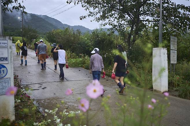 강원도 인제군 남면 신월리 ‘관계인구’의 모습. 동물해방물결 제공