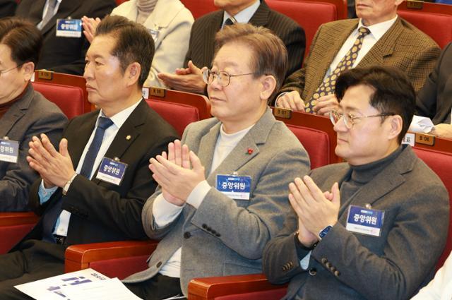 이재명(가운데) 더불어민주당 대표가 7일 서울 여의도 국회 도서관에서 열린 제2차 중앙위원회의에서 박수를 치고 있다. 뉴시스