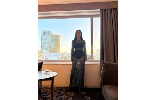 가수 겸 배우 엄정화가 '노 팬츠' 무대 의상을 소화했다. 엄정화 SNS