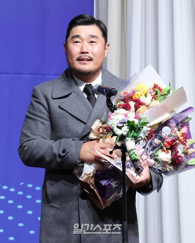 한국 프로야구 OB 모임인 사단법인 일구회가 8일 오전 서울 리베라호텔 3층 베르사이유홀에서 ‘2023 뉴트리디데이 일구상’ 시상식을 개최했다. 이호준 LG 코치가 프로지도자상을 수상하고 소감을 얘기하고있다. 정시종 기자 capa@edaily.co.kr