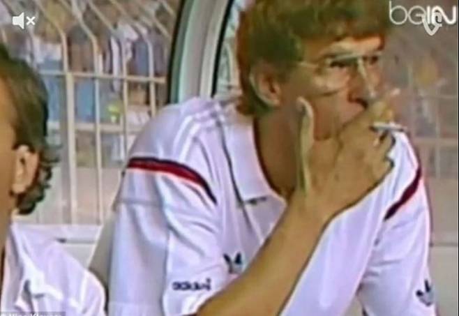 AS 모나코 감독 시절 담배를 피우고 있는 아르센 벵거. beIN Sports 캡처