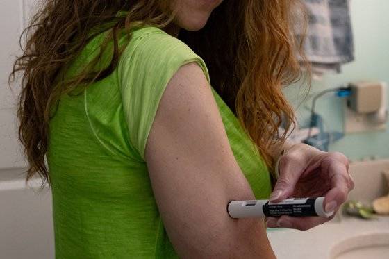 미국에서 한 여성이 비만 치료제 위고비를 투약하고 있다. 로이터=연합뉴스