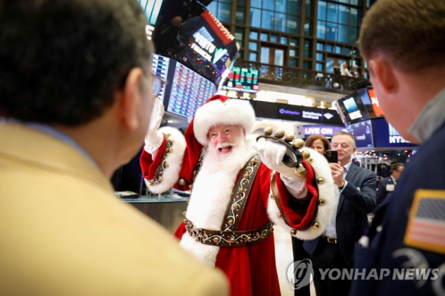 NYSE 입회장에 찾아온 산타클로스.&nbsp; &nbsp;연합뉴스 제공