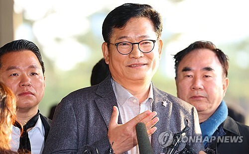 더불어민주당 전당대회 돈봉투 살포 의혹의 정점으로 지목된 송영길 전 대표가 오늘(8일) 오전 검찰 조사를 받기 위해 서울중앙지검에 출석하는 모습. 출처=연합뉴스