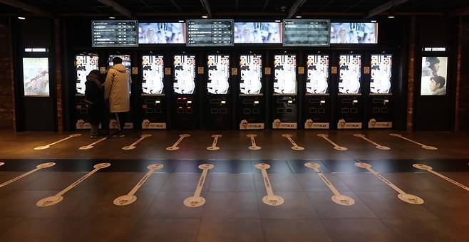 2020년 코로나19 팬데믹 타격을 입었을 당시 서울 용산구의 한 영화관.  OTT로 직행하는 영화들이 늘어난다면 언젠가 극장에 더 큰 위기가 닥칠 것으로 보인다. <한주형기자>