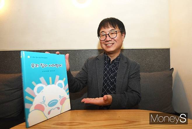 변의현 우시산 대표가 업사이클링 사업을 확대한다. 사진은 우시산이 만든 환경 동화책을 선보이는 변 대표. /사진=장동규 기자