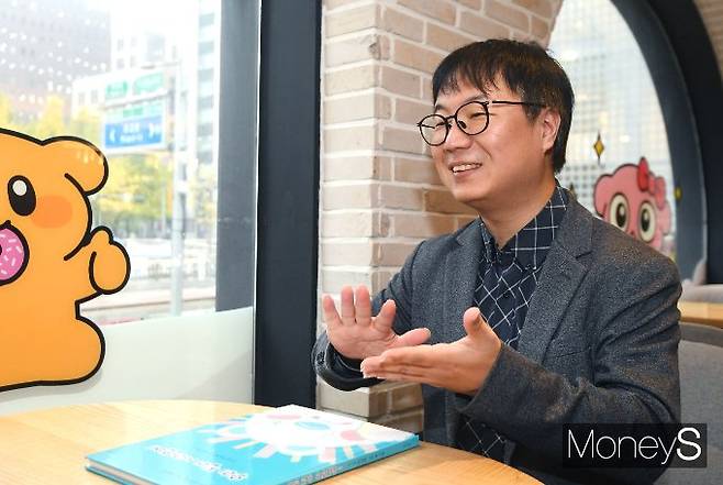 인터뷰를 진행하는 변 대표. /사진=장동규 기자