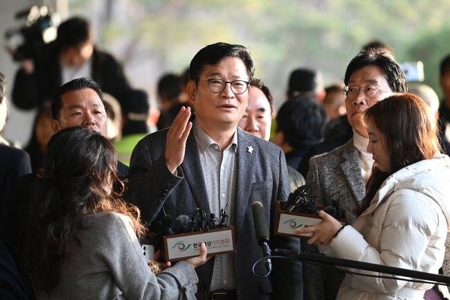 전직 대표… 검찰 출석 송영길 전 더불어민주당 대표가 8일 오전 서울 서초구 서울중앙지검에 출석하면서 취재진의 질문에 답변하고 있다.  백동현 기자
