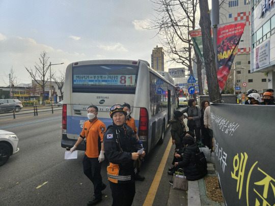 8일 오후 부산 동구 수정동 도로에 사고 난 버스가 서있다. 부산소방재난본부 제공