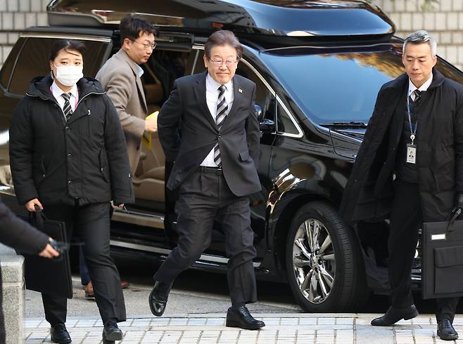 이재명 더불어민주당 이재명 대표가 지난달 24일 오전 서울 서초구 서울중앙지법에서 열린 공직선거법 위반 관련 1심 공판에 출석하고 있다. [연합]