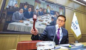 이창용 한국은행 총재가 지난 11월 30일 서울 중구 한국은행에서 열린 금융통화위원회 통화정책방향 결정회의에서 의사봉을 두드리고 있다. [연합]
