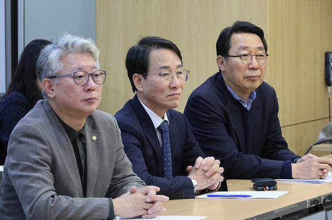 조응천(왼쪽부터), 이원욱, 윤영찬 더불어민주당 의원이 3일 오후 국회 의원회관에서 열린 ‘원칙과 상식, 안병진 교수에게 듣는다’ 간담회에서 안병진 경희대학교 미래문명원 교수의 발언을 경청하고 있다. [연합]