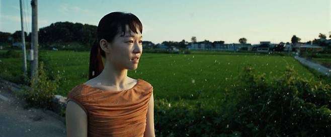 [서울=뉴시스] 백현진 '빛23' 뮤직비디오 속 한예리. (사진 = 두루두루 아티스트 컴퍼니 제공) 2023.12.08. photo@newsis.com *재판매 및 DB 금지