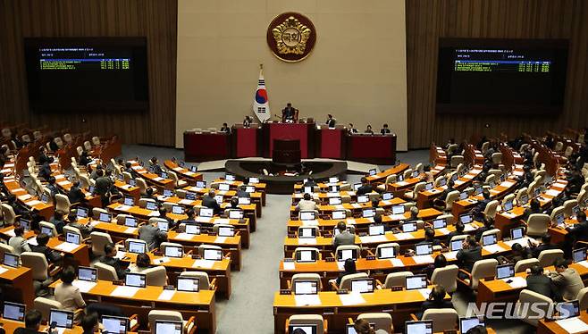 [서울=뉴시스] 추상철 기자 = 8일 오후 서울 여의도 국회에서 열린 제410회국회(정기회) 제14차 본회의 전경.  2023.12.08. scchoo@newsis.com