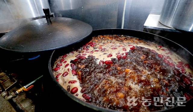 전북 정읍 쌍화차거리에 있는 ‘초모’는 가마솥에 3일간 쌍화차를 끓인다.