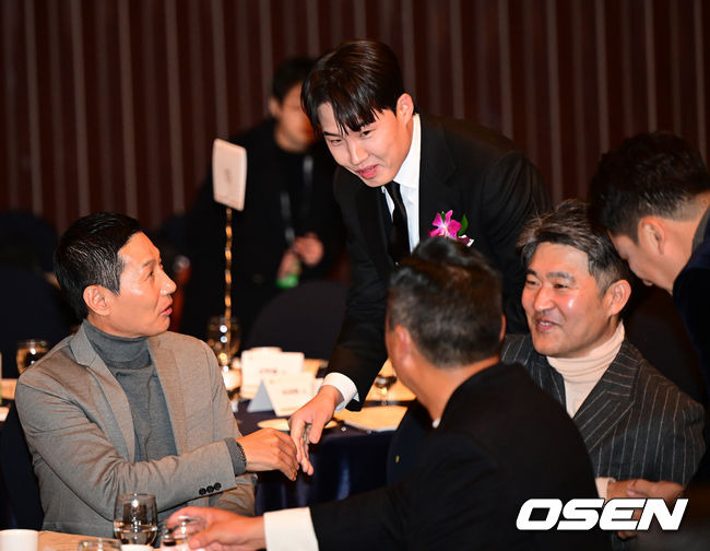 [OSEN=지형준 기자]LG 임찬규가 염경엽 감독과 반갑게 인사를 나누고 있다. 2023.12.07 / jpnews.osen.co.kr