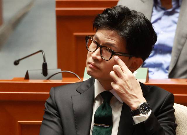 ▲한동훈 법무부 장관이 12월 6일 국회 예결위회의장에서 열린 국민의힘 정책의원총회에서 생각에 잠겨있다. ⓒ연합뉴스