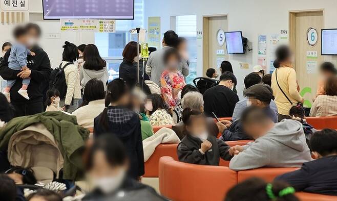 서울의 한 소아과에서 외래진료를 받으려는 어린이와 보호자들이 대기하고 있다. 사진=뉴시스