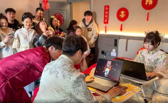최근 중국의 한 커플이 전통 혼례 대신 인기 온라인 게임 리그오브레전드(LoL)로 e스포츠 대결을 벌이는 모습. 웨이보 캡쳐