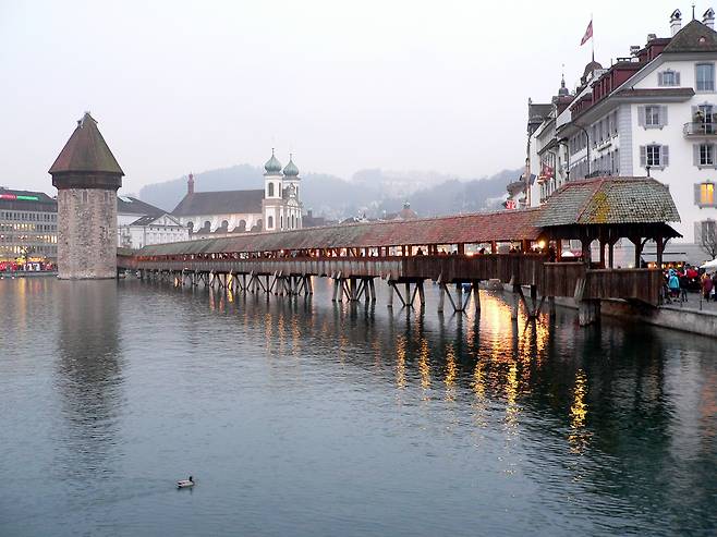 루체른에는 이 도시의 상징이자, 유럽에서 가장 오래된 목조다리로 유명한 ‘카펠교’가 있다. 다리 지붕에는 스위스와 루체른의 역사적 순간을 담은 그림이 걸려있다.