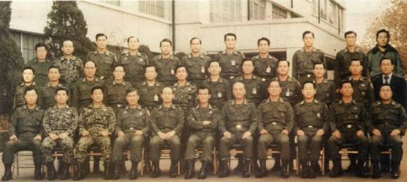 반란의 주역들 단체사진 - 12.12 쿠데타로 정권을 장악한 후 청와대 구본관 앞에서 기념촬영을 한 신군부 실세들.앞줄 왼쪽부터 이상규,최세창,박희도,노태우,전두환,차규헌,유학성,황영시,김윤호,정호용,김기택,가운데줄 왼쪽부터 박준병,이필섭,권정달,고명승,정도영,장기오,우국일,최예섭,조흥,송웅섭,장세동,김택수,뒷줄 왼쪽부터 남웅종,김호영,신윤희,최석립,심재국,허삼수,김진영,허화평,이상영,이차군,백운택.이사진에는 상황이 끝난 13일 아침에 뒤늦게 합류한 장성과 보안사 간부들도 들어있으며 좌우측 몇명은 촬영때 빠져 나중에 합성해 넣은 것임.서울신문 사진창고