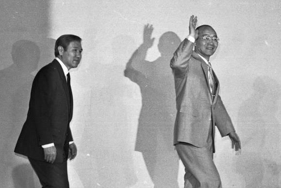 전두환과 노태우 - 1987년 7월 10일  전두환씨가 민정당 총재직 사퇴선언을 하기 위해 노태우 전 대통령과 함께 단상에 오르고 있다. 1987. 7. 10 서울신문 사진창고