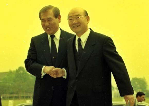 전두환과 노태우 - 전두환 전대통령이 퇴임한 1988년 2월 이후 처음으로 단둘이 만나 국립묘지를 참배하고 오찬을 나누며 5공청산과정에서 쌓인 앙금을 풀고 화해했다. 서울신문 사진창고