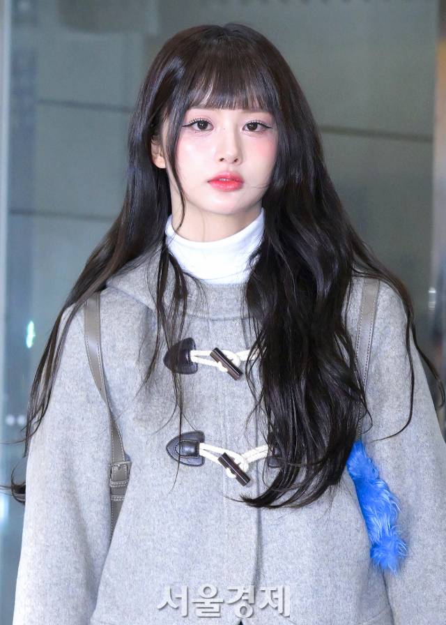 그룹 엔믹스(NMIXX) 설윤이 8일 오전 ‘2023 뮤직뱅크 글로벌 페스티벌’ 공연 참석 차 김포국제공항을 통해 일본 도쿄로 출국하고 있다. 김규빈 기자