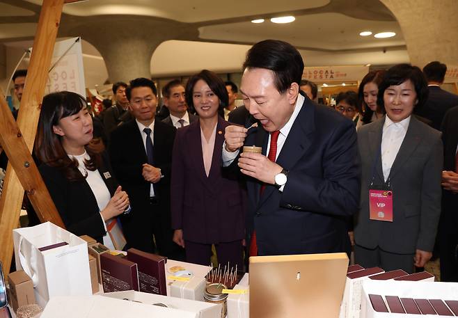 윤석열 대통령이 7일 오후 서울 중구 동대문디자인플라자(DDP)에서 열린 2023년 눈꽃 동행축제 현장을 찾아 카카오패밀리 부스에서 아몬드넛버터를 맛보고 있다. ⓒ연합뉴스