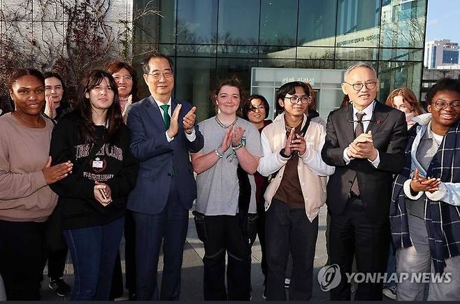 한덕수 국무총리와 유인촌 문화체육관광부 장관, 장미란 차관이 8일 오후 광주 국립아시아문화전당에서 외국인 관람객과 사진을 함께 찍고 있다. 사진|연합뉴스