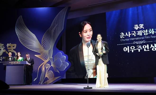 제28회 춘사국제영화제에서 여우주연상 받은 '밀수' 김혜수 [춘사국제영화제 제공. 재판매 및 DB 금지]