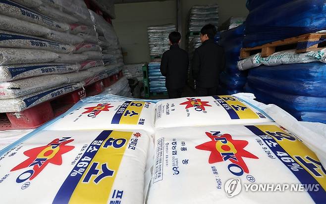 '요소 비료 수급은?' (고양=연합뉴스) 김성민 기자 = 최근 중국 세관이 한국으로의 요소 수출 통관을 보류한 가운데 6일 고양시 한 비료 창고에 요소 비료가 쌓여 있다.
    매년 10월부터 다음해 3~4월까지는 요소 비료 수요가 늘어나는 시기라 수급 차질에 대한 우려가 커지자 정부는 수입선 다변화로 영향이 제한적일 것이라고 설명했다. 2023.12.6 ksm7976@yna.co.kr