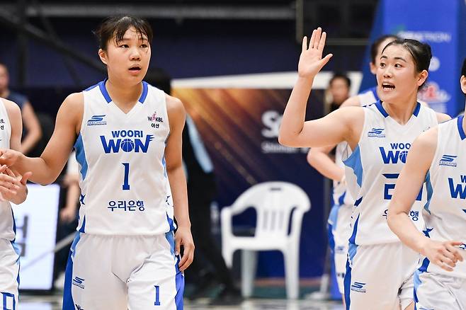 우리은행 박지현(왼쪽)과 이명관 [WKBL 제공. 재판매 및 DB 금지]