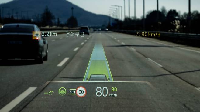 넓은 화면에 선명하게 보이는 헤드업 디스플레이. ⓒautodiary