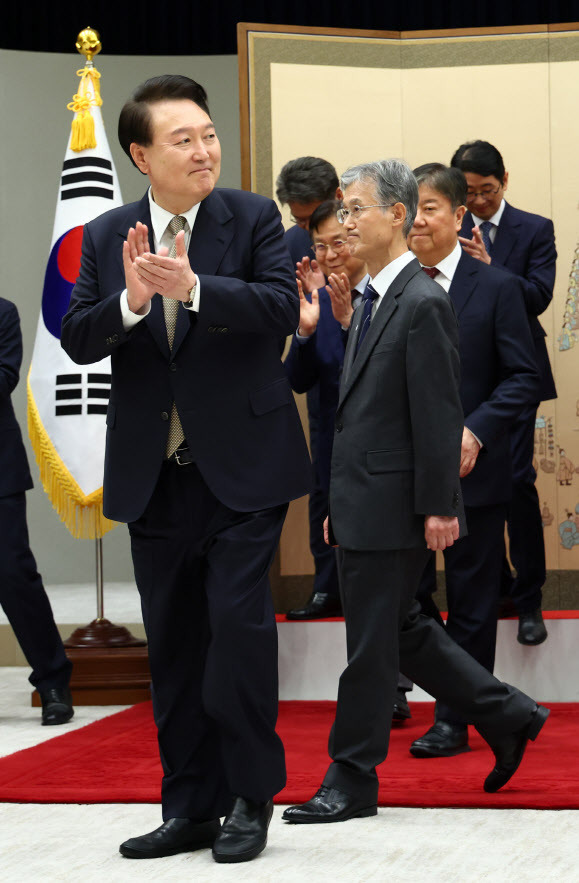 윤석열 대통령이 8일 서울 용산 대통령실 청사에서 조희대 신임 대법원장에게 임명장을 수여한 뒤 환담장으로 이동하며 박수치고 있다. (사진=연합뉴스)