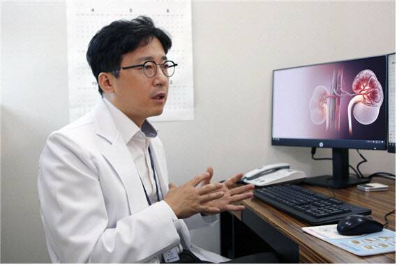 강동경희대학교병원 신장내과 이상호 교수가 만성 콩팥병을 설명하고 있다.