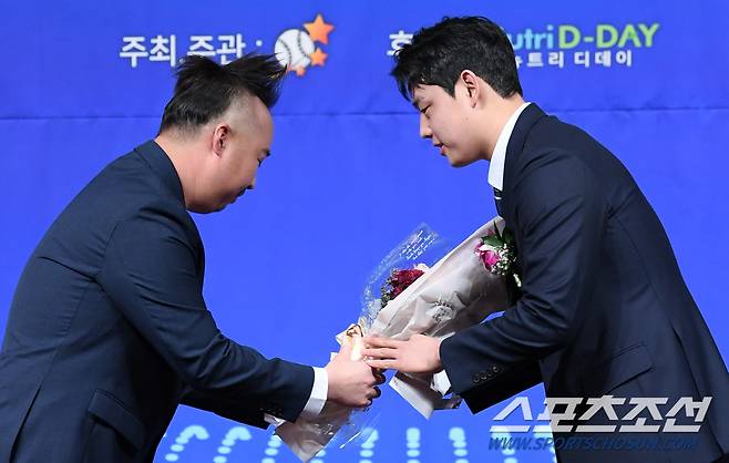 선배 유희관이 신인상을 수상한 후배 문동주를 진심으로 축하하고 있다. 강남=박재만 기자 pjm@sportschosun.com