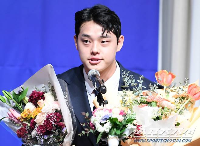 겸손하게 수상소감을 말하는 문동주 '더 열심히 하는 선수가 되겠습니다'