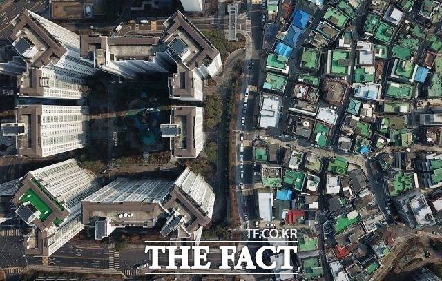 청년과 신혼부부층이 높은 가격의 서울 아파트를 포기하고 경기와 인천 등 수도권 지역으로 내 집 마련에 나서고 있다. 수도권 전역으로 주거 수요가 퍼지면서 서울시 인구는 지속 감소하고 있다. /더팩트 DB