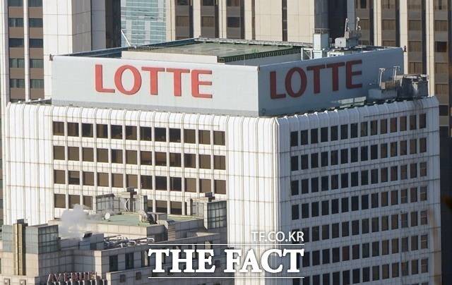 롯데그룹은 지난 6일 '2024년 정기임원 인사'를 발표했다. 핵심 키워드는 '안정'으로 요약된다. /더팩트 DB