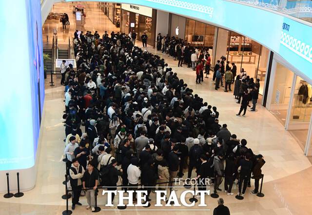 국내 6번째 애플스토어인 '애플 하남' 오픈일인 9일 오전 경기 하남시 스타필드 하남 내 매장을 찾은 방문객들이 오픈 전부터 줄지어 서 있다.