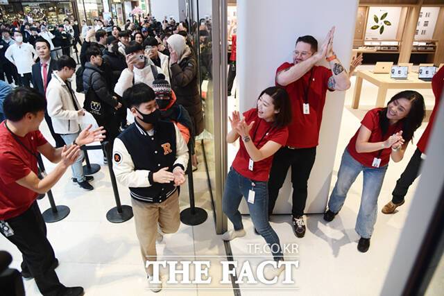 1호 방문객 선경민 군이 직원들의 박수를 받으며 입장하고 있다.
