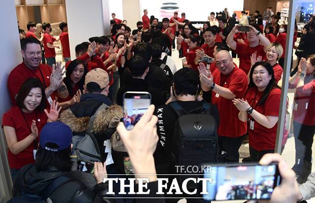 빨간 티셔츠 차림의 직원들이 방문객들을 환영하며 박수치고 있다. 한국 애플 스토어에는 850명 이상의 직원들이 일하고 있는데, 애플 하남에는 80명이 근무한다. 글로벌 고객들을 위해 한국어와 영어. 중국어, 일본어, 프랑스어 등 여러 나라 언어 구사가 가능하며 하남시 지역 이해가 깊은 하남 출신 직원들도 배치했다.