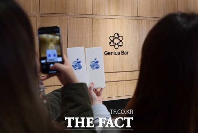 방문객들이 지니어스 바를 배경으로 기념촬영하고 있다.