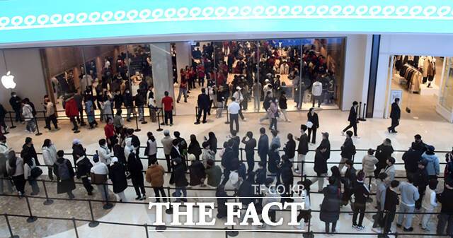 '애플 하남' 오픈일인 9일 오전 경기 하남시 스타필드 하남 내 매장 앞에 오픈 전부터 많은 인파가 몰려 있다. 이날 오픈런(문이 열리기 전부터 줄을 서는 상황)에는 1000여 명의 방문객이 몰렸다. 주말인데다 개점을 기념해 애플 하남의 로고가 들어간 텀블러를 제공한다는 소식에 기존 다른 매장 때보다 더 많은 인파가 몰렸다.