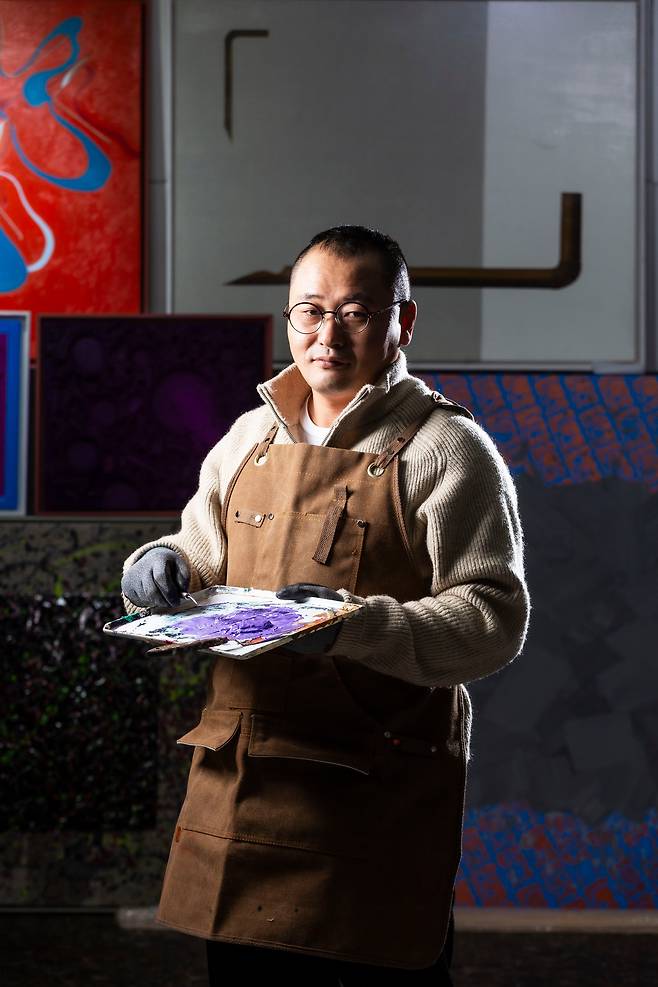 오성철 화가는 "한국 사회에 인문학적 고민은 사라지고 욕망과 위선, 거짓이 뒤덮혀 걱정이 크다"며 "화가로서 인문학적 정신을 끝까지 관철시키며 살 것"이라고 했다. /김종연 영상미디어 기자