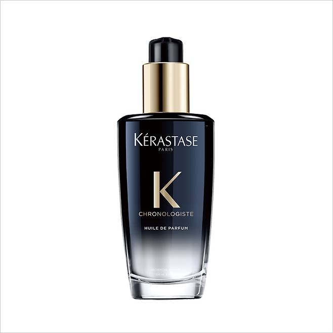 외부 자극으로부터 두피와 모발을 케어하는 아르간 커넬 오일과 해바라기씨 오일이 모발에 건강한 윤기와 탄력을 선사한다. 리치한 텍스처로 헤어 슬러깅에 좋을 듯. 크로놀로지스트 퍼퓸 오일, 8만9천원, Kérastase.